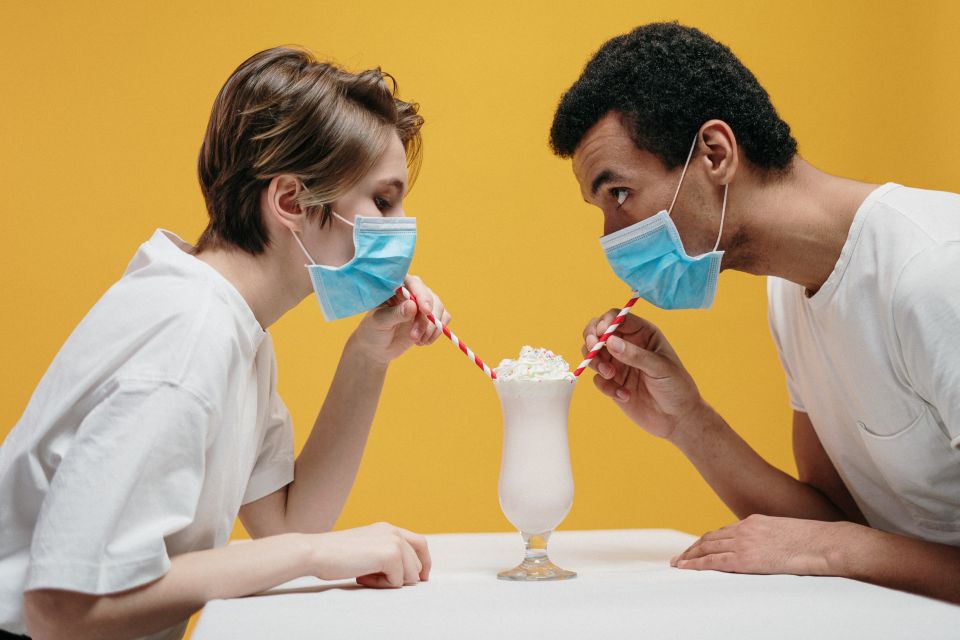 A distanza. La difficile convivenza con il virus.